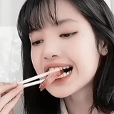 dientes, cepillando sus dientes, dientes asiáticos, muchachas asiáticas, los chinos se cepillan los dientes