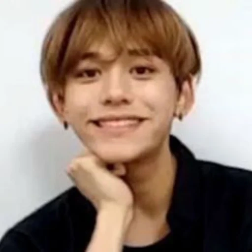 lucas nct, jaehyun nct, moe lucas nct, lucas nct scaccole, world chimin card a prova di proiettile