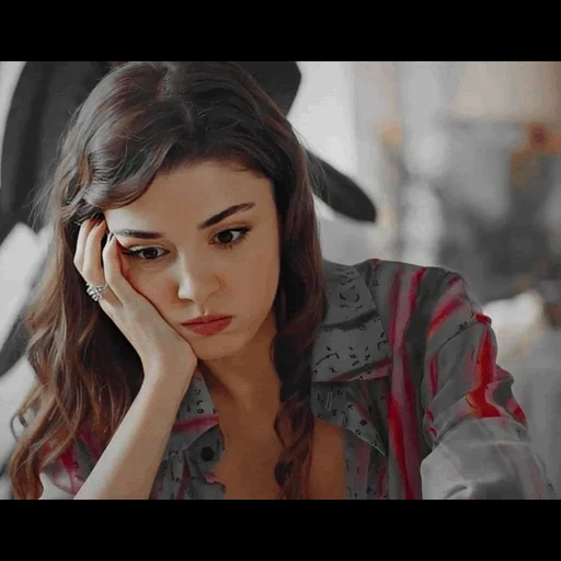 mujer joven, los actores son turcos, la belleza de la chica, serie turca