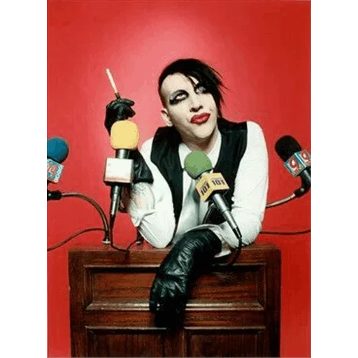 marilyn manson, marilyn manson de rusia, grupo de marilyn manson, marilyn manson somos caos, marilyn marilyn manson fuma