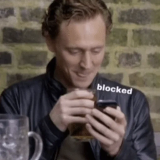 filmmaterial, tom hiddleston, tom hiddleston trinkt, tom hiddleston loki, tom hiddleston lacht die kamera