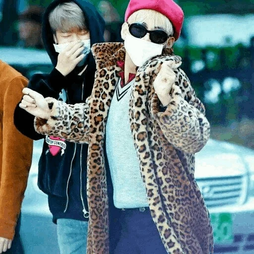moda, v taehyung, jin taixian, bts taehyung, casaco de pele de leopardo taiheng bts
