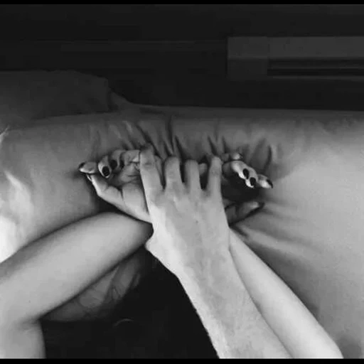 pieds, filles, couples mignons, passion des deux mains, la fille est couchée dans les bras de pana