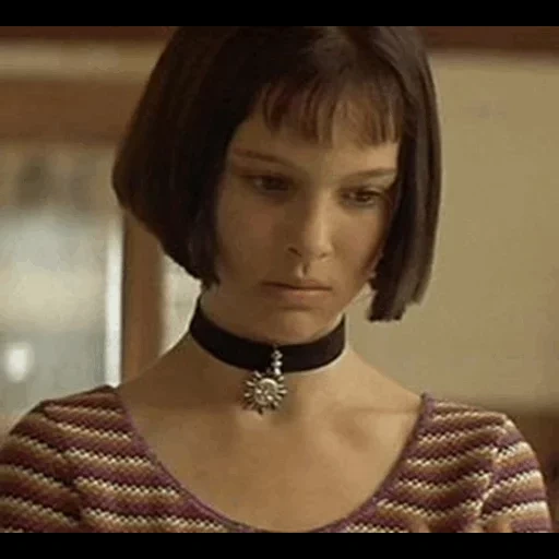 velvet neck, portman leon, leon matilda, leon mathilda, le collier de matilda