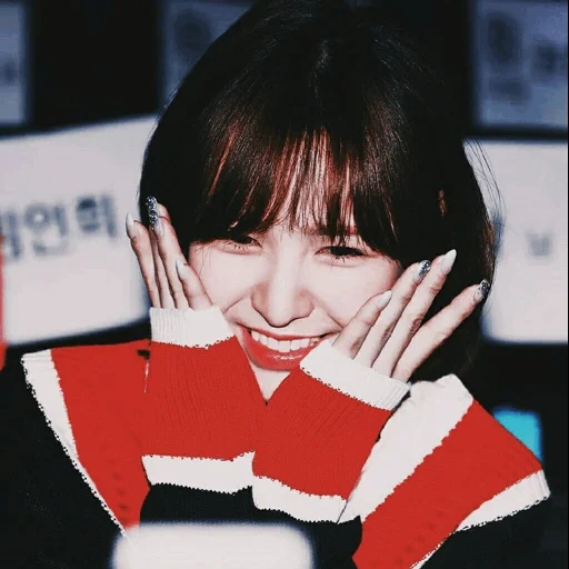 deux fois, jeune femme, jihyo deux fois, velène rouge, velours rouge wendy