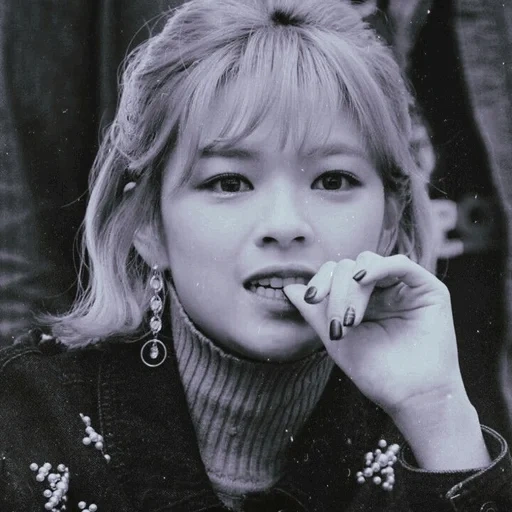 twice, yu chongyong, twice jungyeon, twice jeongyeon, lisa manoban photook