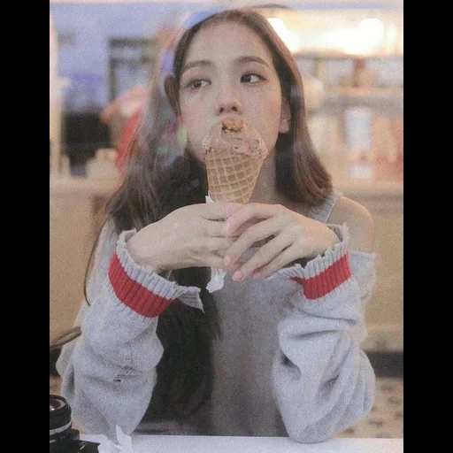 девушка, ким джису, полароид 2022, jisoo ice cream, ким джису кушает