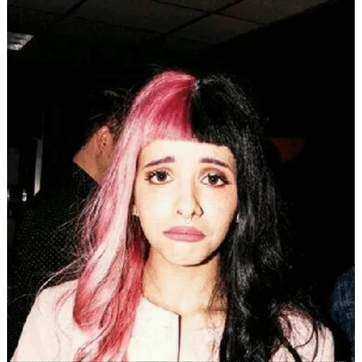 mujer joven, fundar, ariana grande, melanie martínez, cry baby melanie martinez