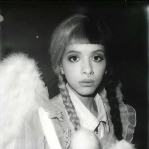 biberon, riprese della clip, melanie martinez, mlanie martinese childhood, melanie martinez piange bambino