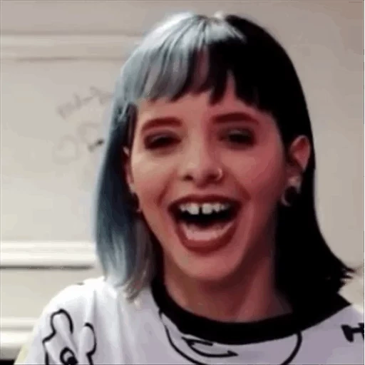 melanie, junge frau, melanie martinez, shirazi ward 52 folge, melanie martinez mit herzen