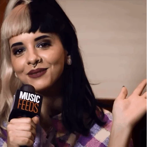 mujer joven, melanie martínez, entrevista de melanie martínez, melanie martínez llora bebé, melanie martinez lana del rey