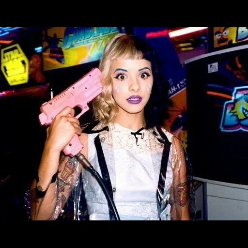 la ragazza, miley cyrus, melani martinez, melanie martinez cry baby, melanie martinez pistola