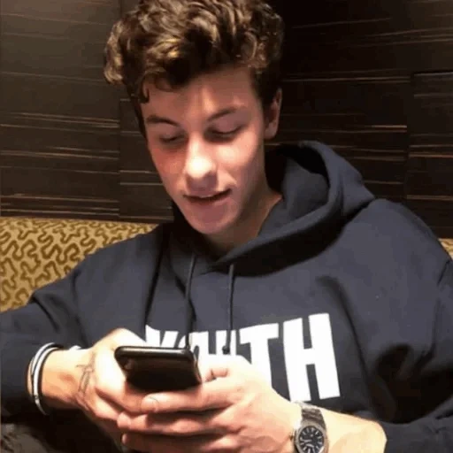 sean mendes, ariana grande, pemuda sean mendes, sean mendes memberikan tanda tangan, shawn mendes camila cabello