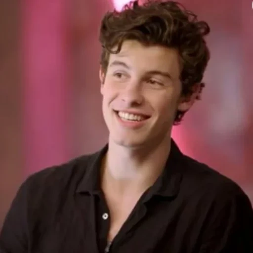 jovem, mendes, sean mendes, cantor masculino, sean mendes sorriu