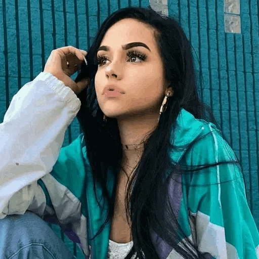 cerveza, mujer joven, maggie lindemann, chicas hermosas, sesión de fotos maggie lindemann