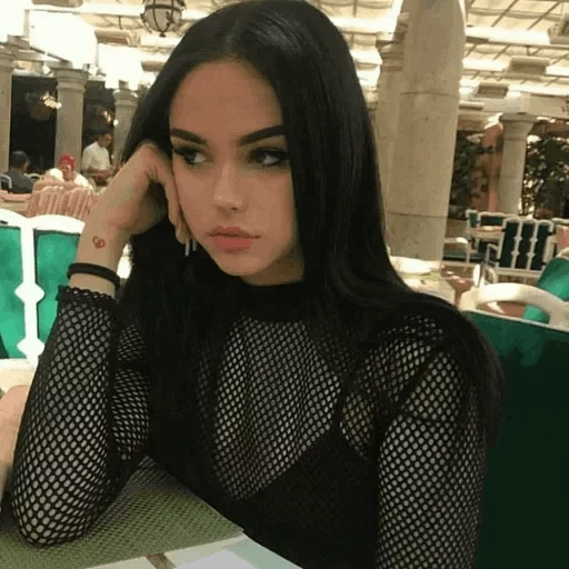 mujer joven, yerilkina, vincent yumans, hasta lindemann, maggie lindemann