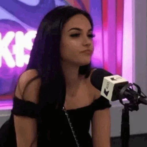 giovane donna, ragazza bruna, fino a lindemann, maggie lindemann, video di maggie linderman tik tok