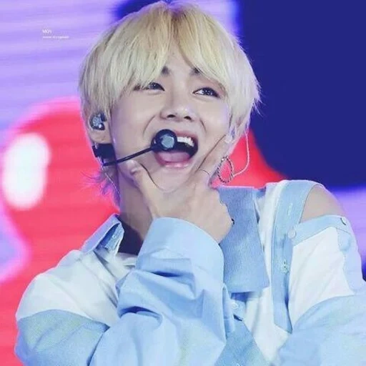 taehyung, ким тэ хён, bts taehyung, bts taehyung улыбается, bts техёнулыбка концерт