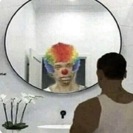 clown, dans le miroir, visage stupide, regarde le miroir, le clown a l'air d'un miroir