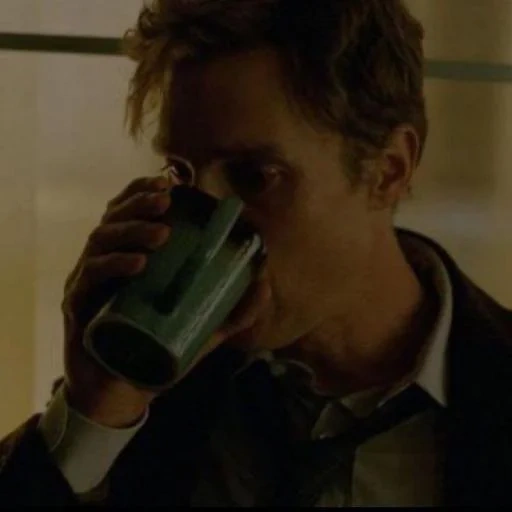 человек, кадр фильма, настоящий детектив, клаус харгривз пьет