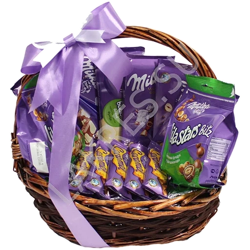 cesta com doces, casquete milka chocolate, besta de presentes milka, besta de presentes milka, milka variou o leite chocolate