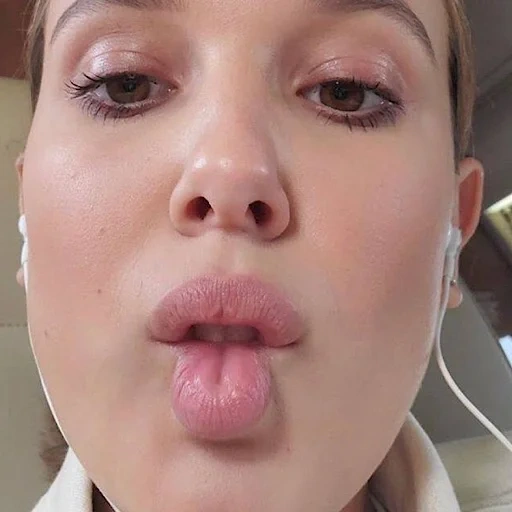 labios, chica, bobby brown, bobby brown, millie bobby brown tongue