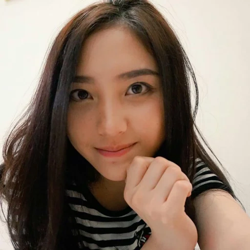 biodata, jeune femme, naomi zaskia, filles chinoises, filles kirghizes