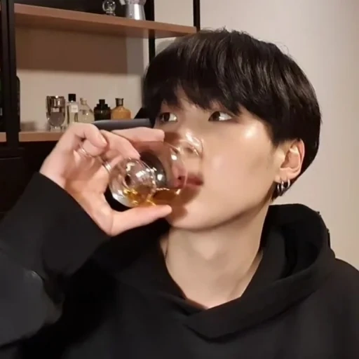 yoongi, rongji bts, bts yoongi, zheng zhongguo, bts jungi drinking