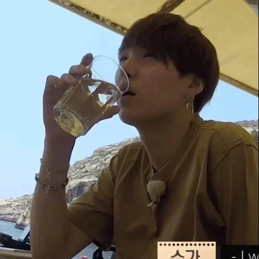 asian, bts yoongi, zheng zhongguo, bts jungi drinking, ming yong ji feng voyage