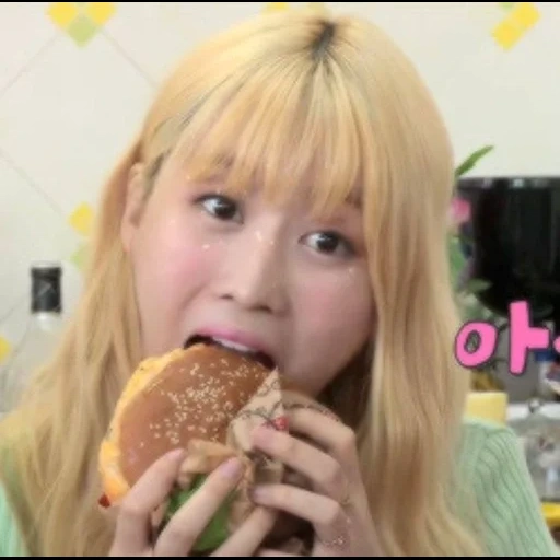 chica, dos veces momo, hirai momo comer, jenny black pink come algodón dulce