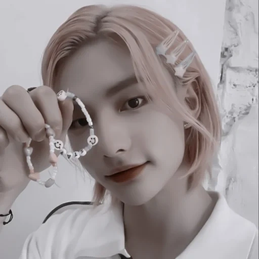 asiatique, avec hyun-jin, cheveux roses, bracelet felix, hwan hyunzhin rose hair