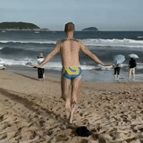 chico, humano, en la playa, gente de la playa, hombre de la playa meme