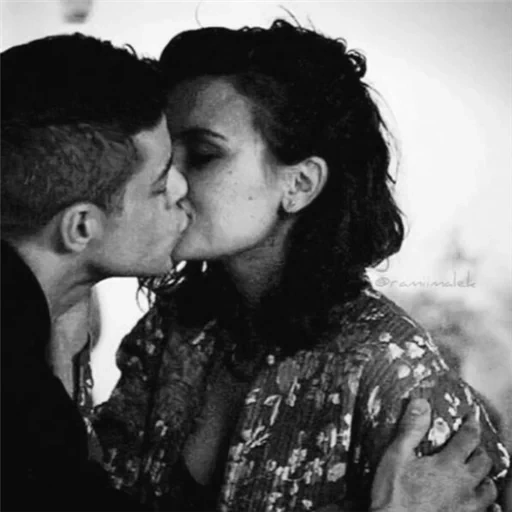 kiss, human, young woman, elliot alderson, rami malek kiss