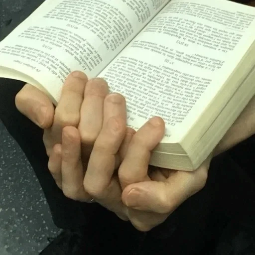 чтение книг, книга руках, библия руках, страница текстом, библия женских руках