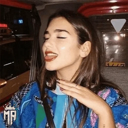 the girl, dualipa, das mädchen ist wunderschön, girls are welcome, french girl