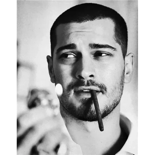 o masculino, chagatai ulusoi, çağatay uluusoy, cagatay ulosoi com um cigarro, cigarro de chagatai ulusa