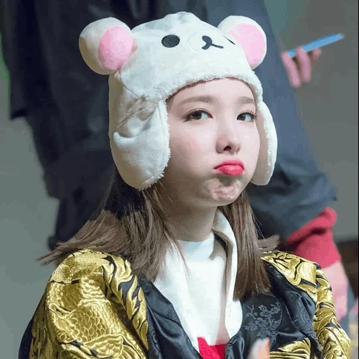 dua kali, mereka adalah naun, dua kali nayeon, anak laki laki bangtan, dua kali topi kelinci nayeon