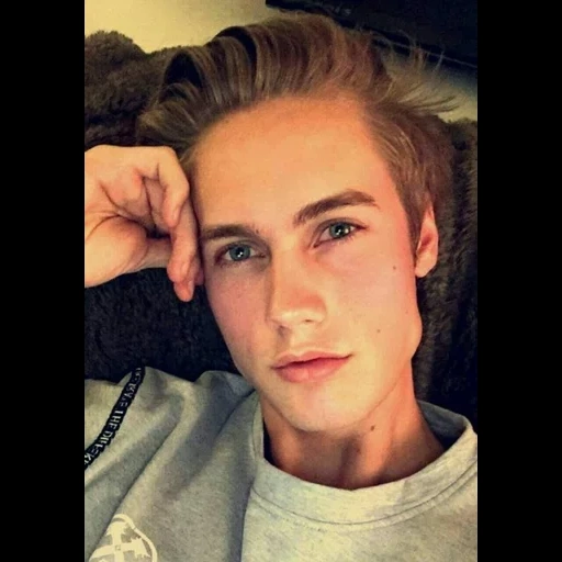 tipo, niels visser, neels visser, buenos chicos, el chico rubio selfie