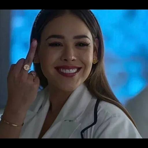 salva, campo do filme, danna paola, danna paola, lucretia montesinos