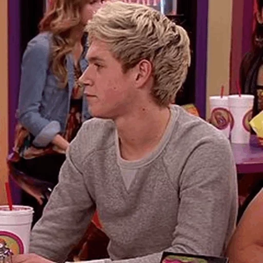 joven, espectáculo de icahn, neil holland, one directionicarly, rose lynch austin ally