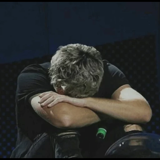 darkness, niall horan, on twitter, 5 seconds summer, niall horan huging