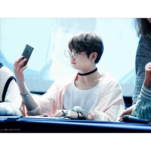 zheng zhongguo, jungkook bts, chonguk choker, lunettes bts chonguk, jeon jungkook bts