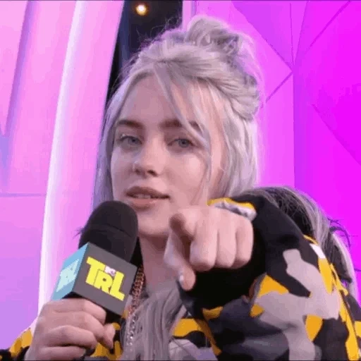 billy ailish, billie eilish, intervista a billy ailish, billy ailish sorride, billy ailish con i capelli rosa