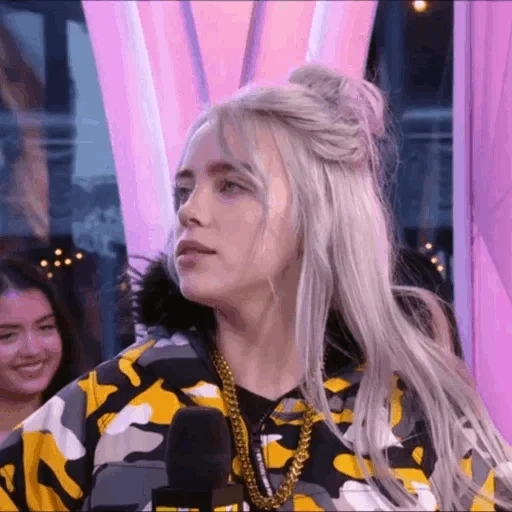 billy alish, billie eilish, billy alish sourit, billy alish aux cheveux roses, billie eilish white hair eye roll