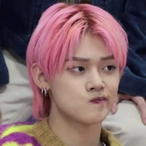 asiático, kay pop, cabello rosado, funny meme photo txt, siéntete como cinderella naega byeonhae