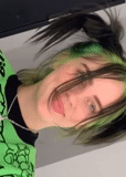 billy ellis, billie elish green hair, billy ellis con cabello verde, billy ellis sonrisa verde, billy elish sonríe con cabello verde