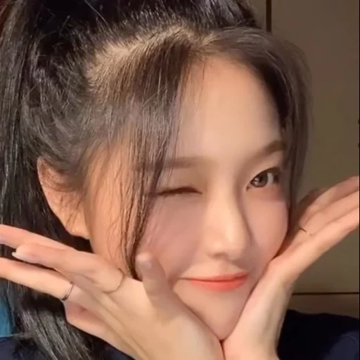 asiatique, jeune femme, rose noir, lèvre loona kim, hyunjin loona