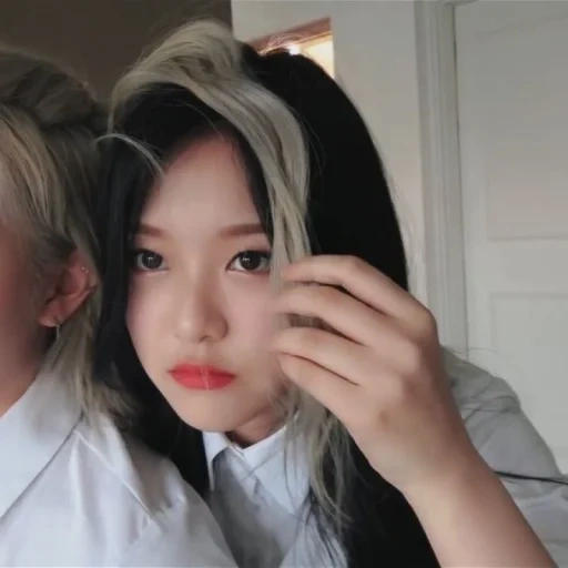 choi su-yeon, chuu loona, zwei koreanische frauen, loona kim lip, yoojung weki meki cool make-up