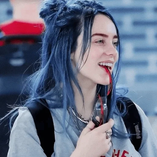 билли айлиш, billie eilish, певица билли айлиш, билли айлиш улыбается, билли айлиш синими волосами