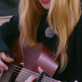 jeune femme, chanteurs russes, leçons de jeu de guitare, apprendre la guitare de jeu, amis de séries télévisées fibi children